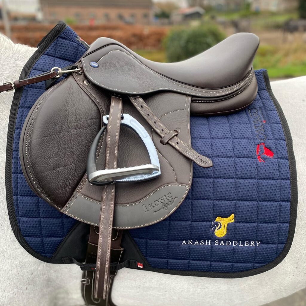Ikonic Hybrid Light Jump springzadel op een sportpaard bij Akash Saddlery (Ikonic zadels)